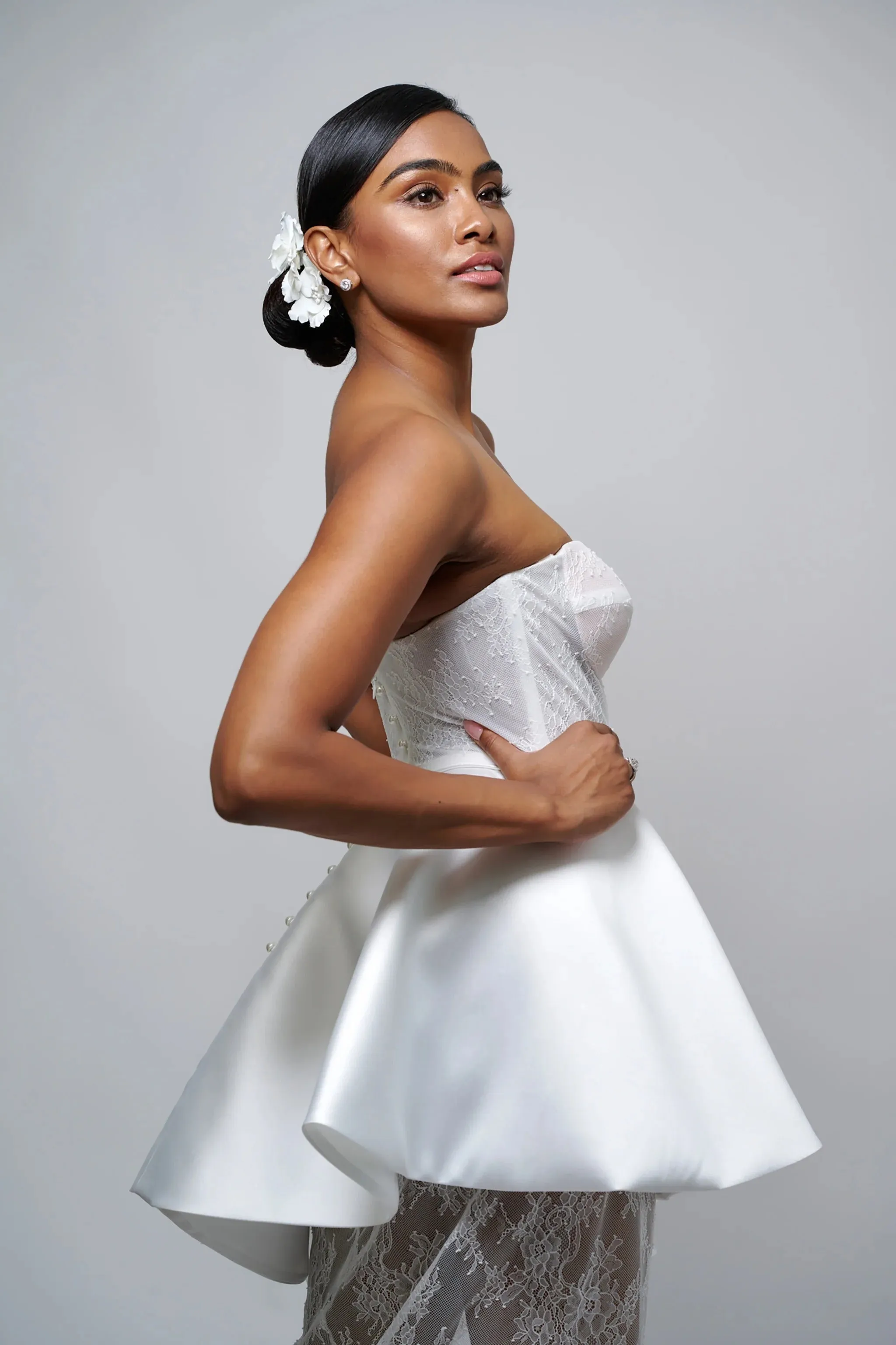 Delicate floral lace with Sweetheart neckline Wedding Dress Satin Skirt  Bow  Court Train Dress Bridal Gown Vestido De Novia